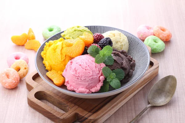 色彩艳丽的带有水果和浆果的甜冰淇淋 — 图库照片