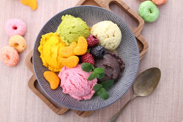 冰淇淋和水果冰淇淋 — 图库照片
