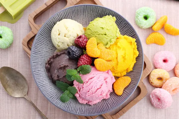 华夫饼中的冰淇淋 用浆果 水果和坚果做成 放在灰色的盘子里 — 图库照片