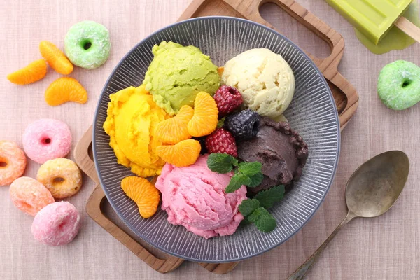 新鮮な果物を入れたボウルにアイスクリーム — ストック写真
