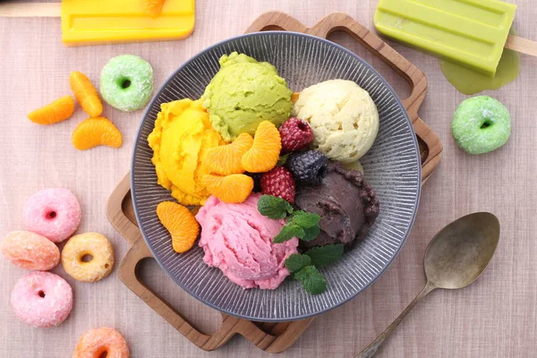 Разноцветное Мороженое Тарелке Столе — стоковое фото
