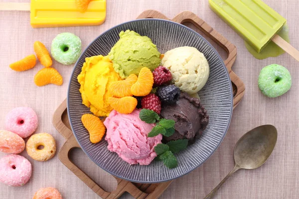 Красочное Мороженое Фруктами Ягодами — стоковое фото