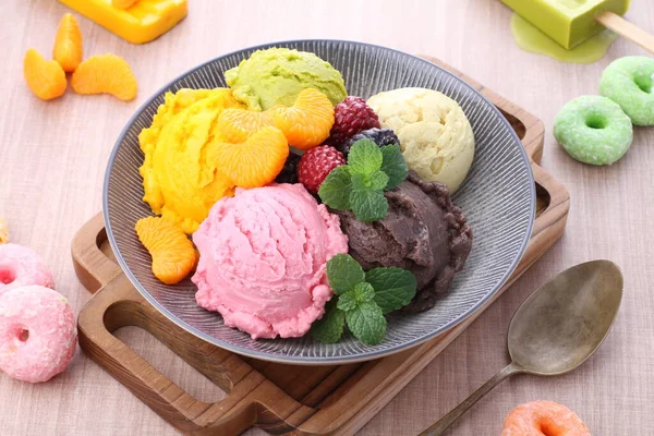 冰淇淋的浆果和水果 — 图库照片