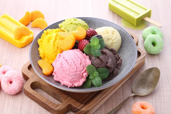 冰淇淋加五彩缤纷的水果和坚果 — 图库照片