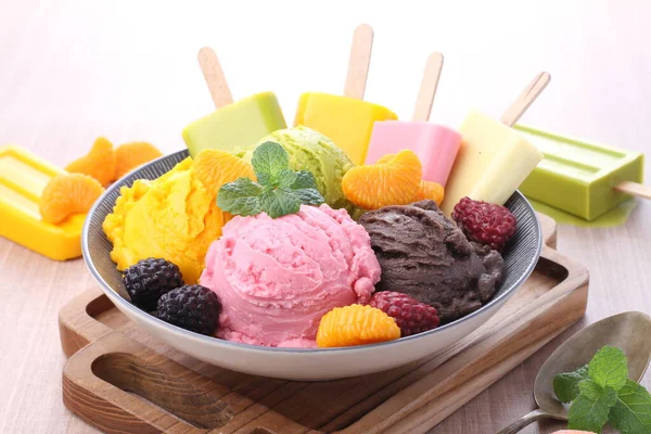 アイスクリームの新鮮な果物と果実 — ストック写真