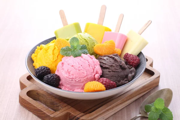 フルーツ イチゴ ブルーベリー キウイ イチゴ キウイ イチゴの様々な味のフルーツクリームアイスクリーム — ストック写真