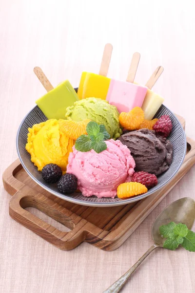 いろいろな種類のフルーツが付いているアイスクリームのセット — ストック写真