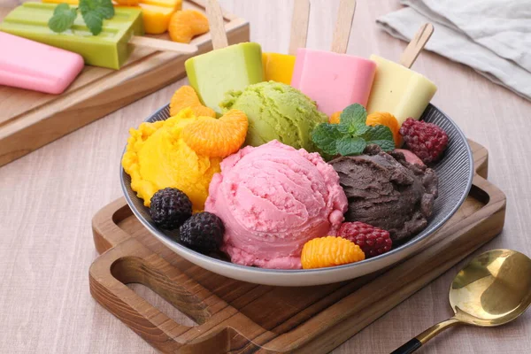 Kore Yemeği Şarkı Sözü Yarım Şeklinde Buzlu Kek — Stok fotoğraf