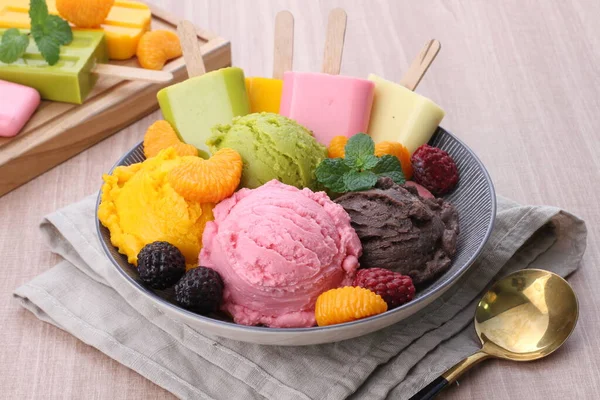 冰淇淋加水果 — 图库照片