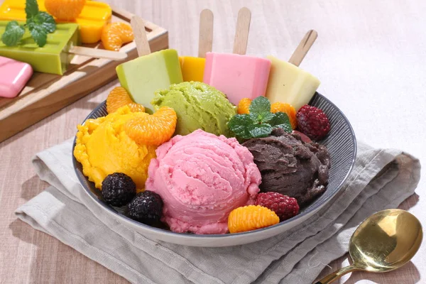 新鮮なフルーツアイスクリームとワッフル — ストック写真