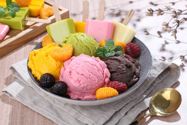 新鲜的冰淇淋 有水果放在木制桌子上 — 图库照片