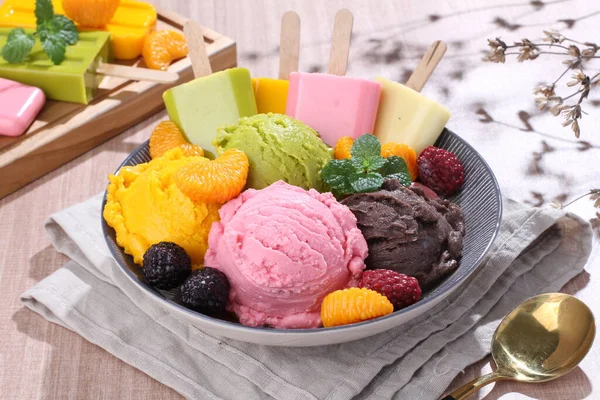 Мороженое Фруктами Ягодами — стоковое фото
