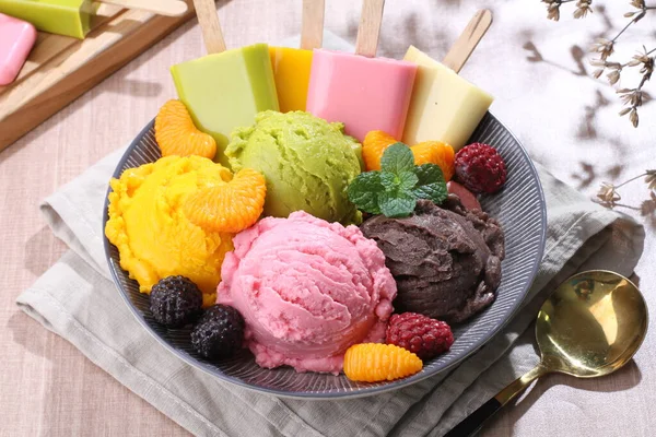 Eis Mit Beeren Und Früchten — Stockfoto