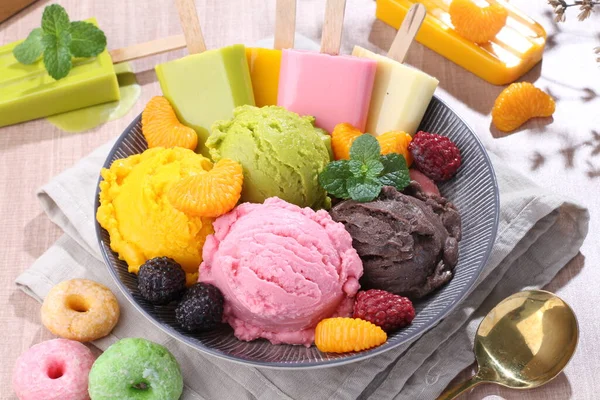 新鮮なフルーツとアイスクリーム — ストック写真