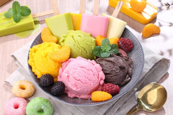 新鮮なフルーツとワッフルコーンのカラフルなアイスクリーム — ストック写真