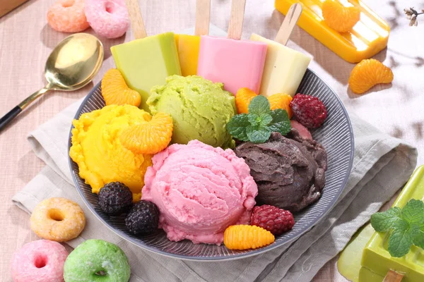 色彩艳丽的冰淇淋加水果 — 图库照片