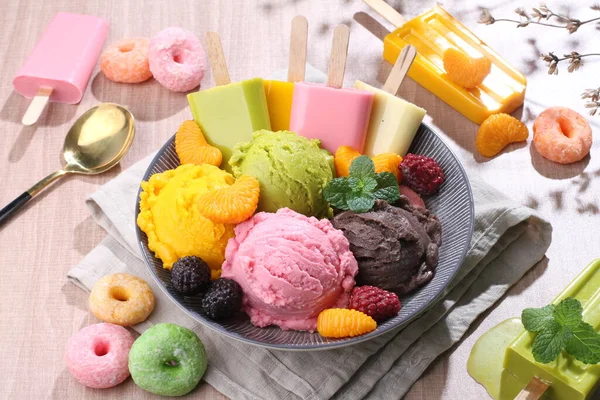 テーブルの上のボウルで異なるフルーツとアイスクリーム — ストック写真