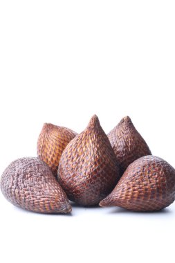 yakın plan - beyaz arkaplanda taze olgun tarihler