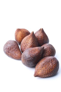 Beyaz arka planda izole edilmiş kurutulmuş hurma meyvesi