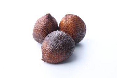 Beyaz arka planda tatlı ve ekşi bir tadı olan yılan derisi meyvesi ya da