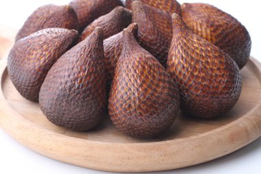 kavrulmuş kestaneler beyaz tabakta