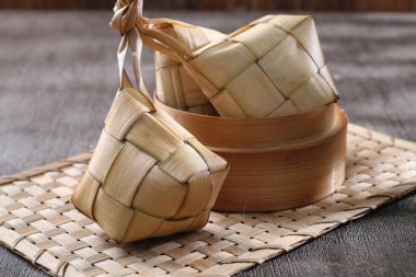 Tahta arka planda bambu sepetinde pirinç hamuru.