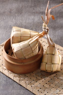 Buharda pişmiş pirinç köftesine yakın çekim