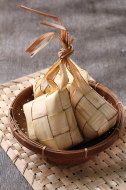 Hindistan cevizi sütü pirinç keki ve muz yaprağı.