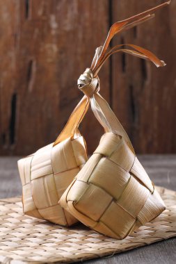 Sepette Çin usulü pirinç köftesi. Çin yemeği.