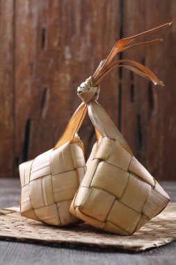 bambu hasırında pirinç köftesi.