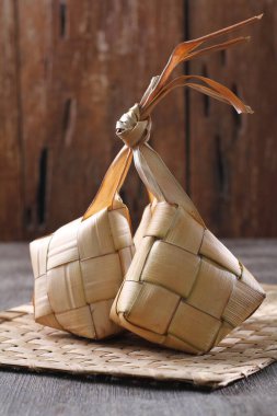 Muz yapraklarına sarılmış pirinç..