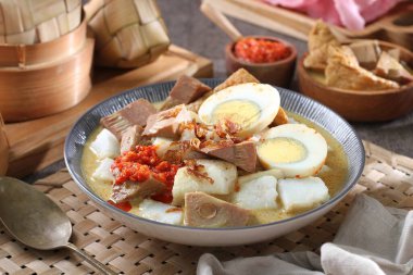 Yumurtalı pirinç lapası, turp ve soya fasulyesi çorbası.