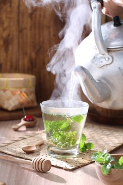 Limon ve nane yapraklı çay seremonisi