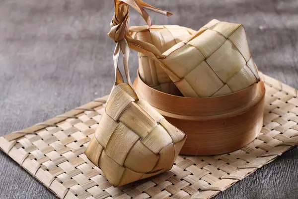 Albóndigas Arroz Sobre Estera Bambú Comida Asiática — Foto de Stock