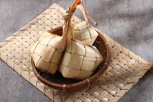 Korb Mit Frischen Kokosnüssen Mit Stroh — Stockfoto