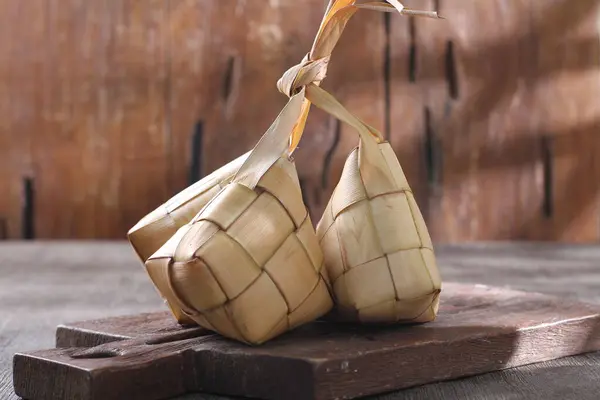 Frischer Roher Bambus Korb Auf Der Bambusmatte Nahaufnahme — Stockfoto