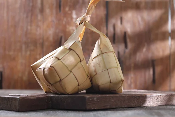 Lepkavá Rýže Bambusovém Listu Dřevěném Pozadí — Stock fotografie