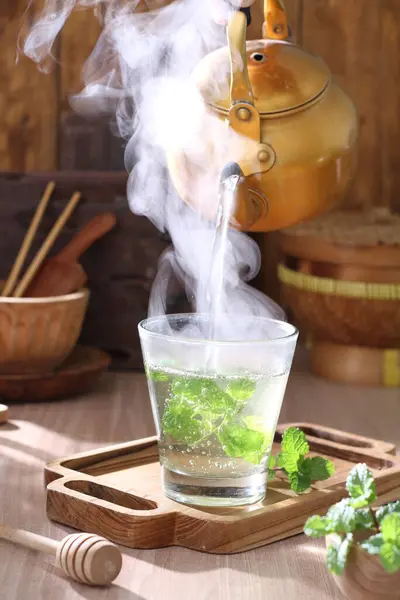 Matcha Zielona Herbata Proszku Dym Drewnianej Tacy — Zdjęcie stockowe