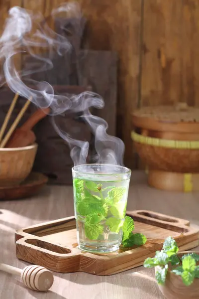 Filiżanka Herbaty Gorący Napój Zielonymi Liśćmi Herbaty — Zdjęcie stockowe