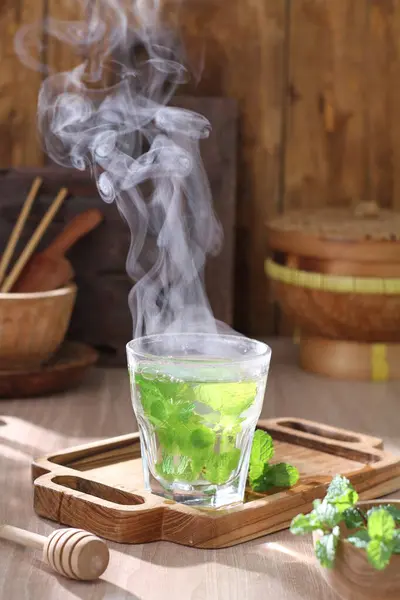 Filiżanka Herbaty Gorąca Herbata Drewnianym Stole — Zdjęcie stockowe