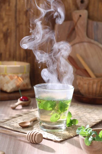 Filiżanka Herbaty Liśćmi Mięty Gorącym Napojem — Zdjęcie stockowe
