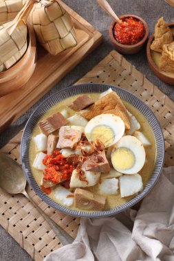 Sahanda yumurta ve sebzeli bir mutfak fotoğrafı.