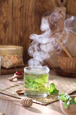 Nane yapraklı çay ve cam çaydanlıkta sıcak çay