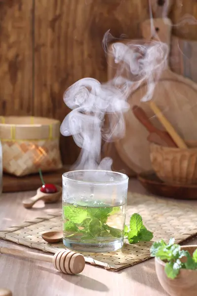 Травяной Чай Свежими Листьями Мяты Медом Лицензионные Стоковые Фото