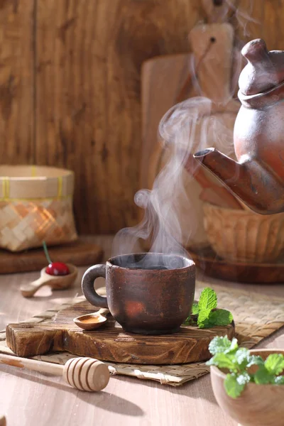 Une Tasse Thé Avec Une Bougie Sur Fond Bois — Photo