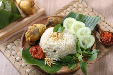 Hindistan cevizi ezmeli yapışkan pirinç.