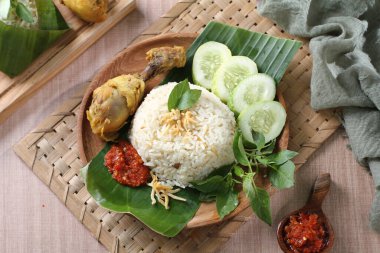 Köri soslu tavuk pilavı.