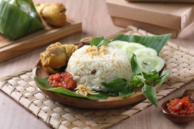 Körili pilav, kızarmış yumurta ve sebze.