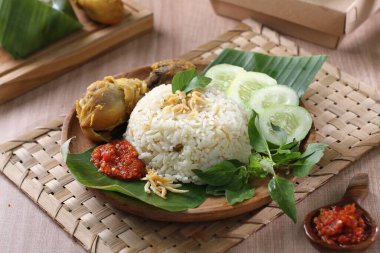 Endonezya usulü kızarmış balık, pilav.