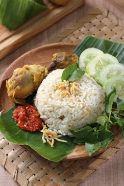 Tabakta pilav ve tavuk